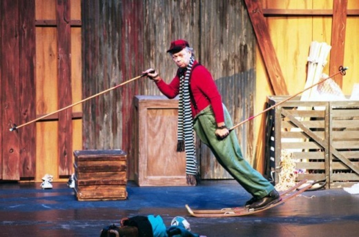 Snowflake
for ages 4+ [USA]
Without a single word, Gale LaJoye’s Snowflake shows a child how to turn sorrow into joy. Using the magic of illusion, Gale floats in mid-air, breathes life into toys, creates imaginative music and dances The Nutcracker on skis. In Snowflake, a funny and poignant play, Gale LaJoye lives up to his international reputation as a unique and inspiring entertainer.